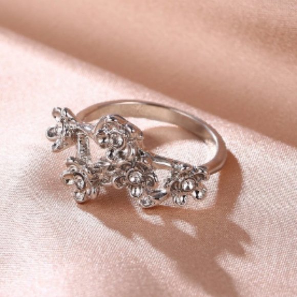 4/$12 Women’s Rhinestone & Flower Decor Size 8 Ring - Picture 2 of 7